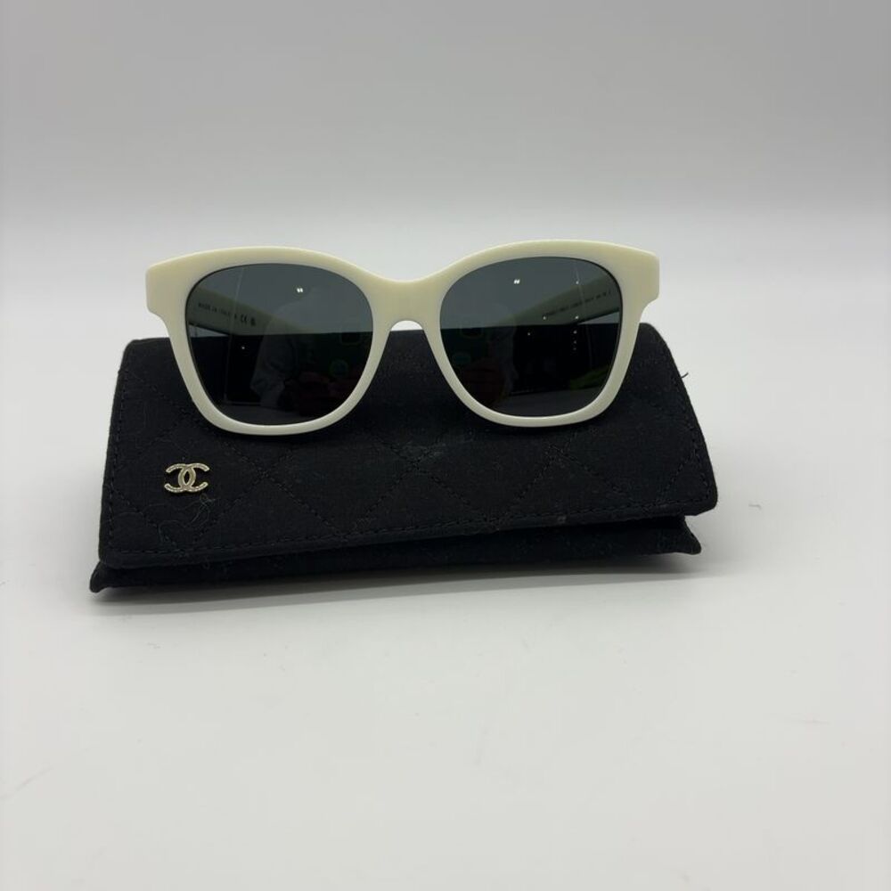 CHANEL White pearl Sunglasses - Picture 4 of 4